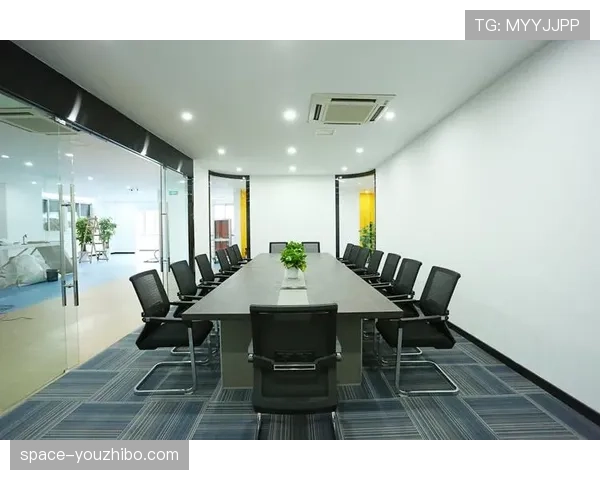 特写：伯纳乌球场新设的“沉浸式观赛包厢”内，科技公司代表展示数据流